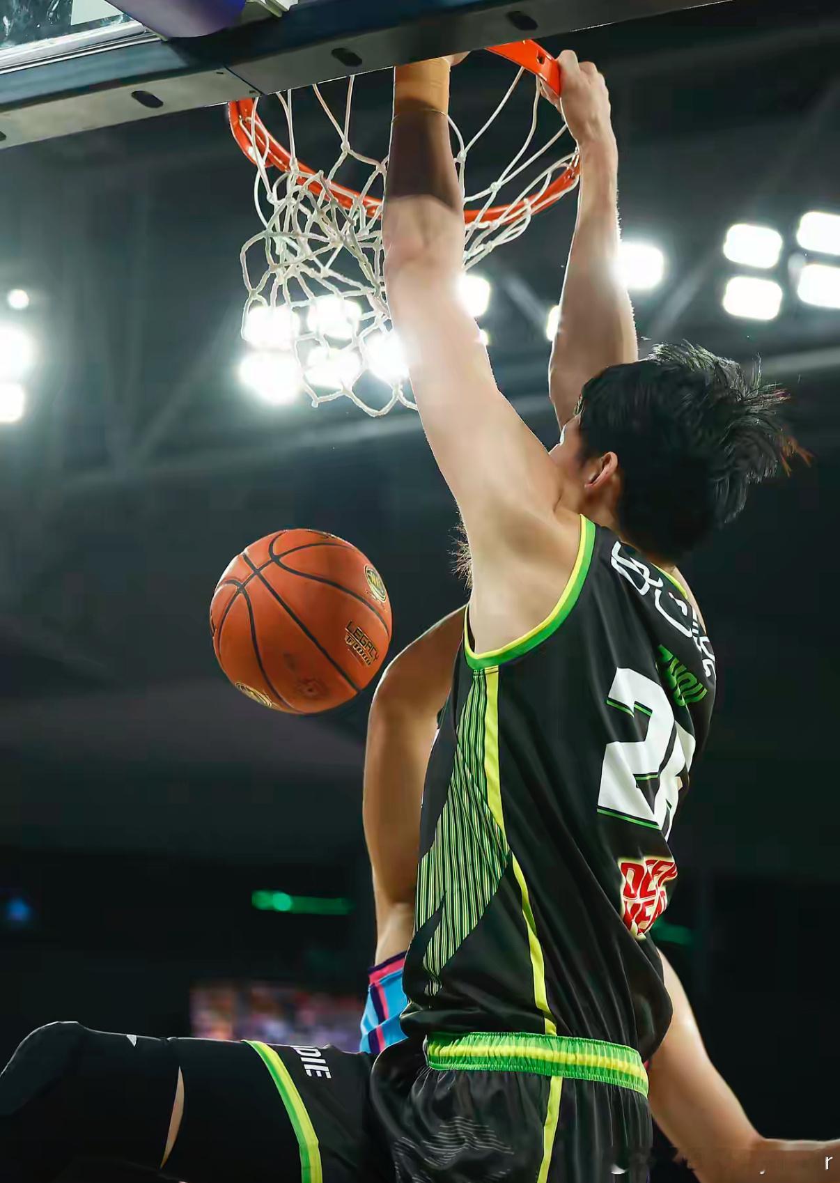 其实我一直不懂，当年周琦在澳洲联赛打得好好的，为什么要回来。毕竟，那个时期的周琦