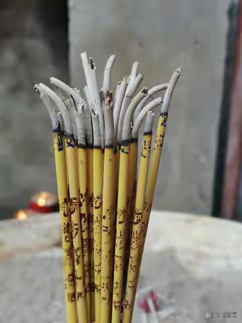 玄学提醒：越长越好看的人，不是保养好，是阴德往外冒你信不信，有些人五官普通，