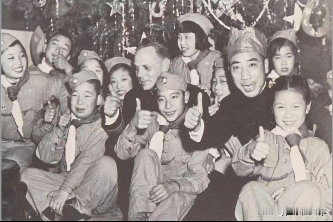1944年12月，戴笠在重庆杨家山造时厂新建的大礼堂，和立人小学的孩子过圣诞节的
