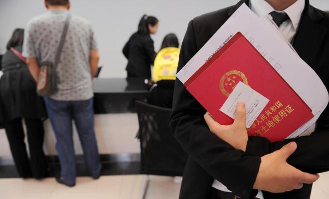 经济学家说："如果房价跌到3000元一平方，人人买的起房，户户忙着装修，带动