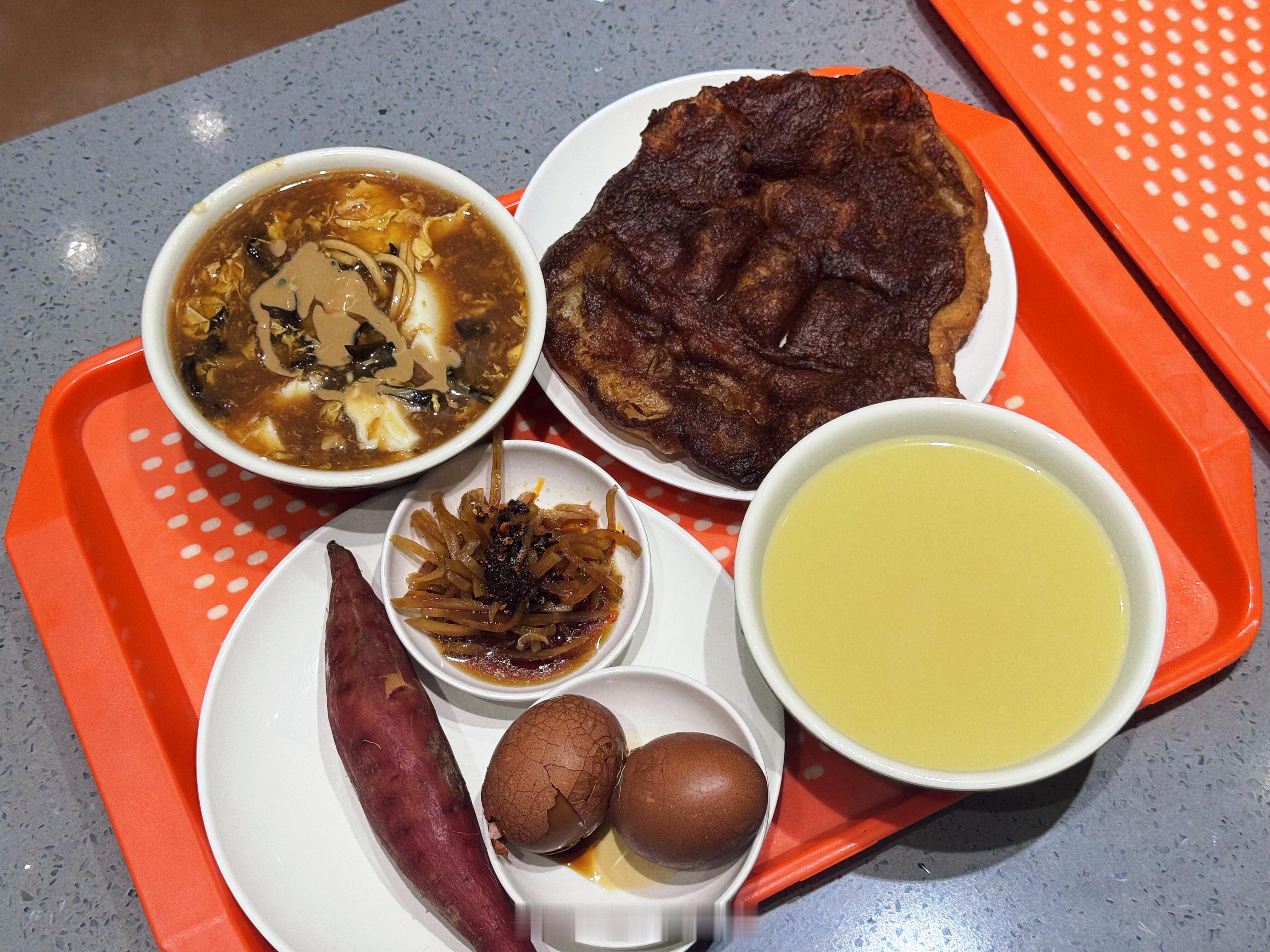我合理怀疑，妞妞今天是这学期第一次也是最后一次这么早到校我们也是过上吃早餐的生活