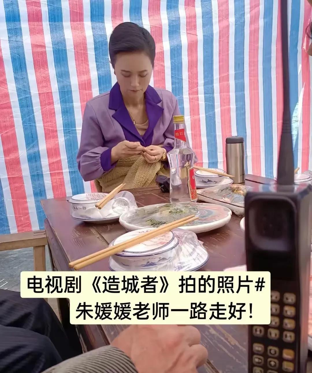朱媛媛最后一次片场照，戴着假发，瘦成纸片人，不停咳嗽，但依然强撑着精气神，一起拍