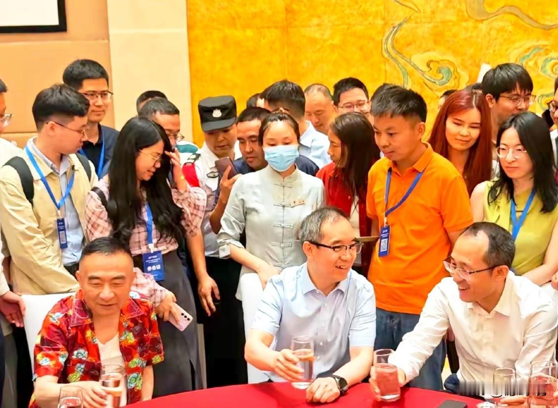 真没必要紧张到这个地步吧？一个堂堂顶级酒企开股东大会都不让喝自家的酒，这也太憋屈