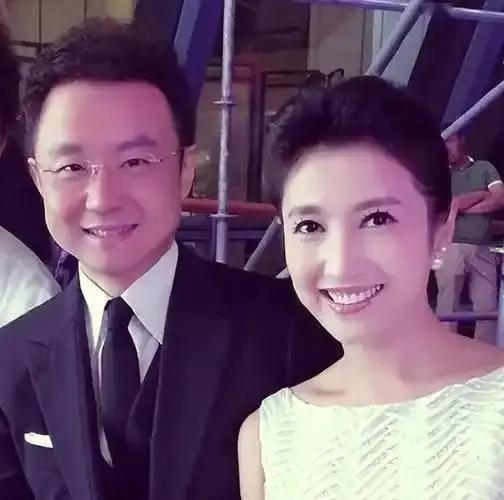 2017年，主持人刚强向春妮求婚，春妮表示：“结婚可以，但咱先说好，我不会给你生