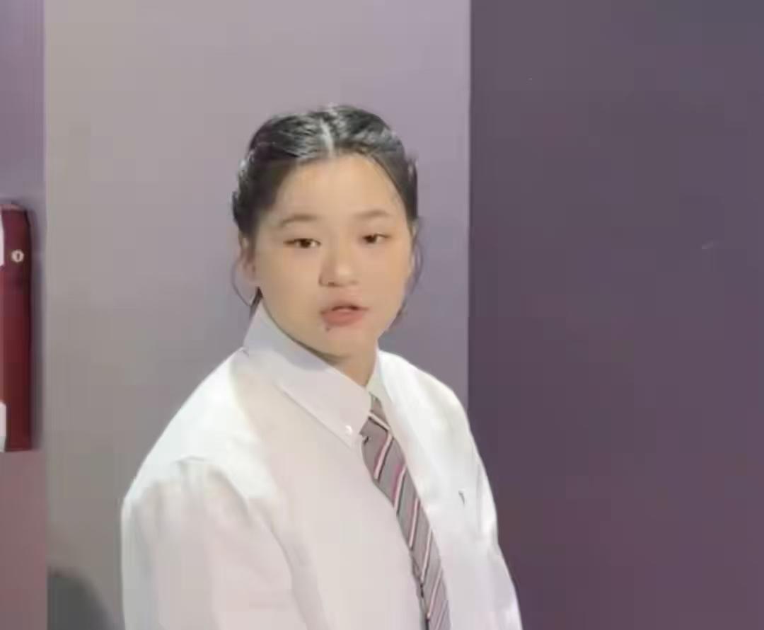 看到全红婵那身学院风西装裙，领带垂到膝盖，第一反应不是“美不美”，而是“勒不勒得