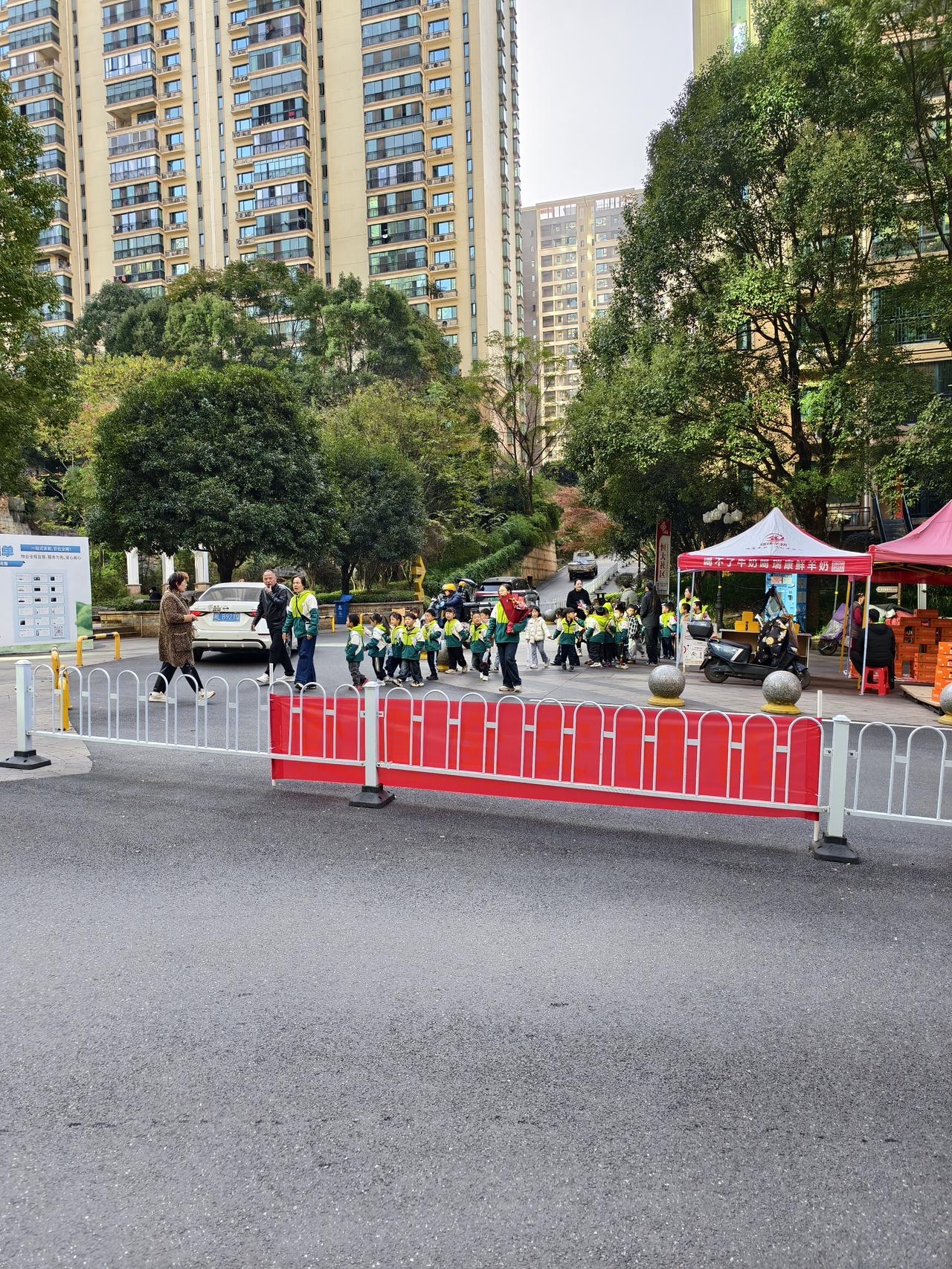 太能省了，幼儿园居然把孩子带到小区里来“郊游”。[捂脸哭]孩子们倒是无所谓，到