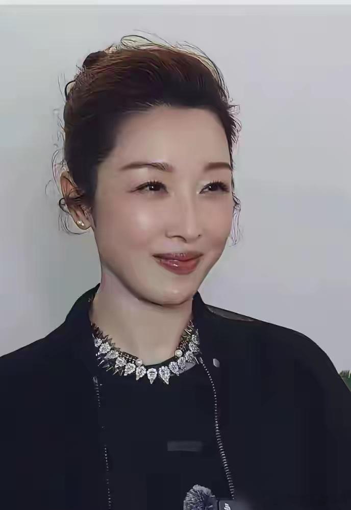 52岁的孙悦，被人追着问脸花了多少钱。她刚发了一组素颜健身视频。汗湿的头发，紧