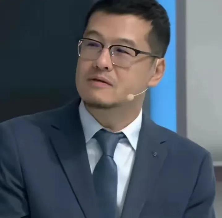 杨毅花式吹艾伦！迄今为止中国篮球最好的双能卫近日杨毅在接受采访时表示，郭艾伦就