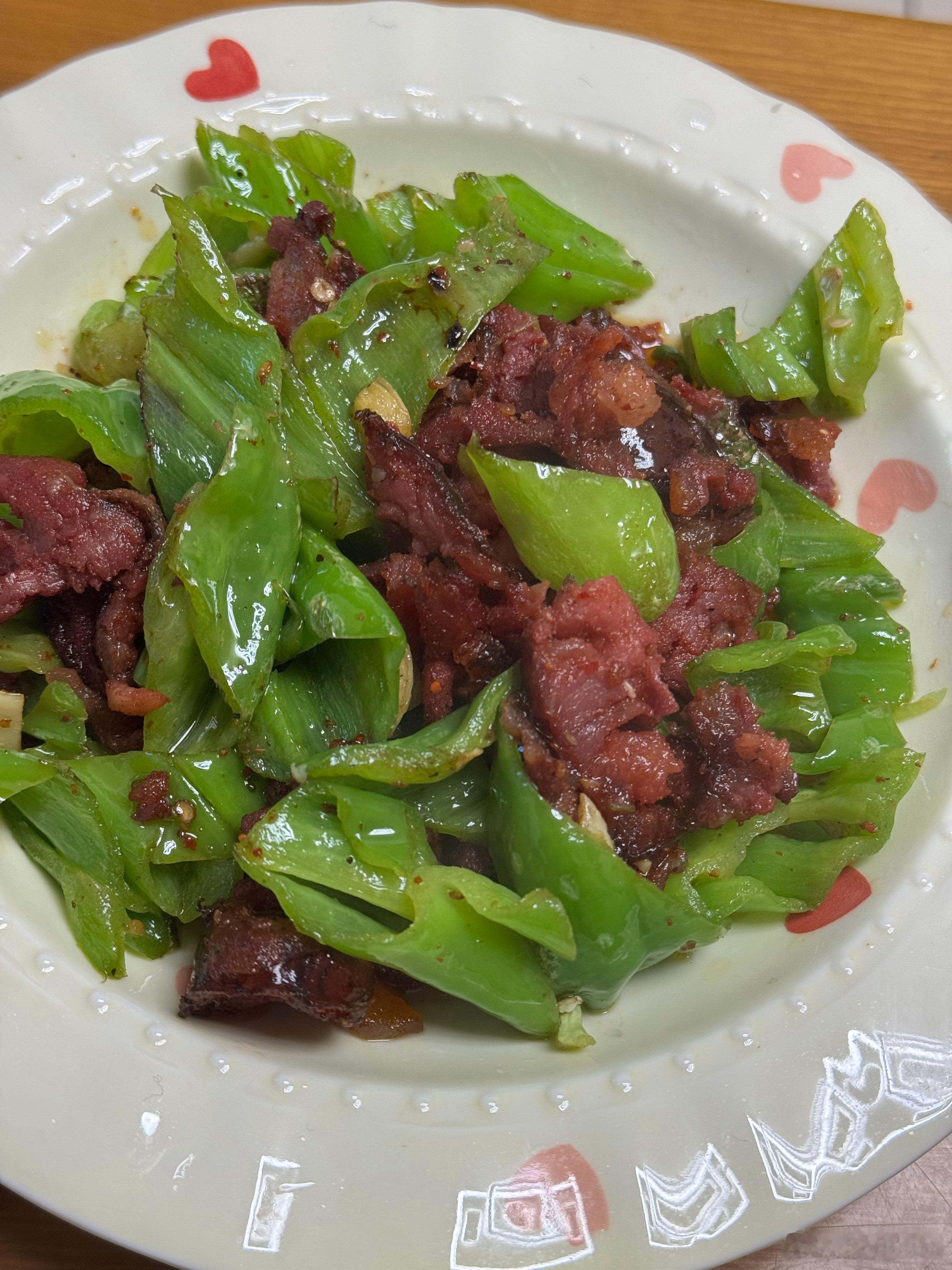 今天的晚餐是腊味宴！排骨香肠和广味香肠、辣椒炒麻辣香肠、腊排骨炖土豆，虽然都是烟