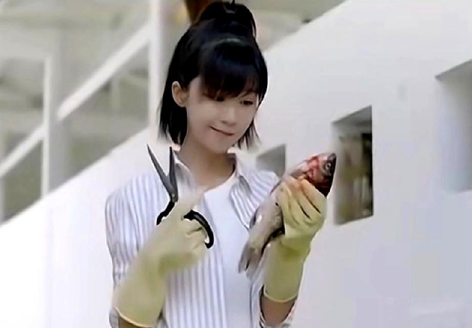 2020年拍《我凭本事单身》，宋伊人一刀把鱼拍晕，弹幕炸了：这哪像甜妹？我反