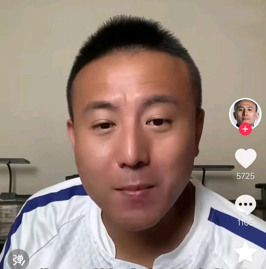 前国脚毛剑卿认为C罗根本就不是自律的人。他在直播间举了很多例子。就比如，C罗年