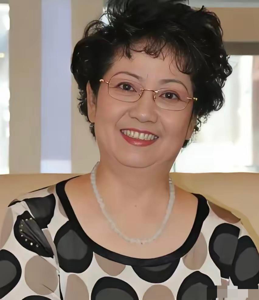 突然刷到李维康老师离世的消息，心里一下子五味杂陈。在戏曲圈，她绝对是德艺兼备