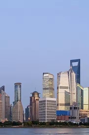 "中国离发达国家还很遥远！"去年6月，经济学家王小鲁表示："按经济总量，我们仅次