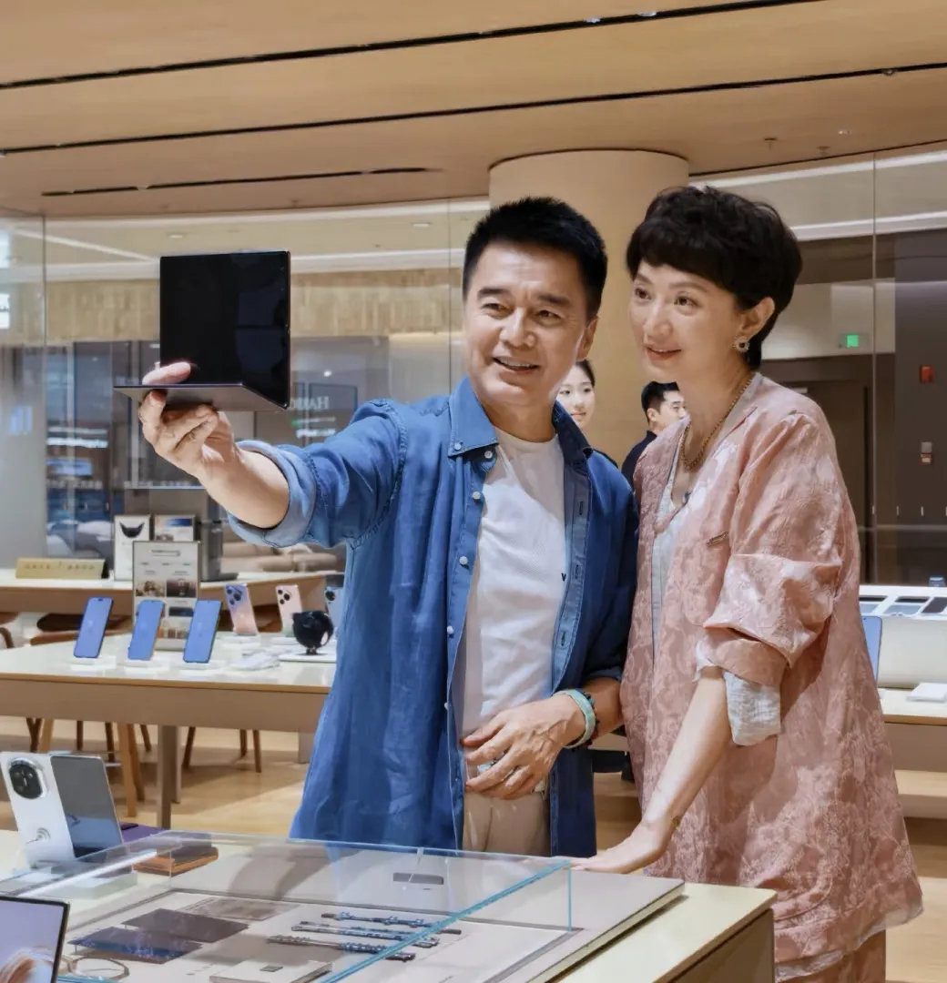 62岁许亚军和老婆张澍现身天津一间手机旗舰店买手机，他看中了一款三折叠屏手机，老婆看中了一款手表，两
