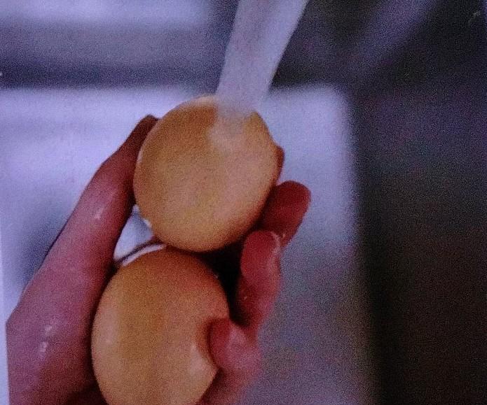 东北大米3元一斤，猪肉13元，白菜2元，燃气又涨了5%。一顿家常饭，老人兜里只