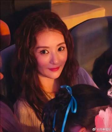 方媛带着外婆，还有两个女儿，现身郭富城的杭州演唱会，化着精致的妆容，穿...