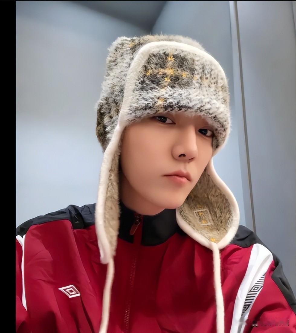 鹿晗关晓彤三年没同框，连生日都没点个赞，他们到底还联系吗？今年五月刷到关晓彤在