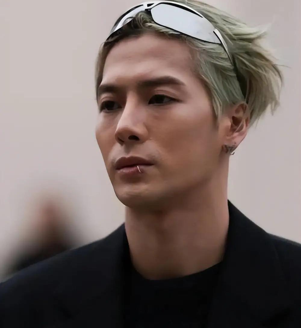 31岁王嘉尔深夜崩溃：钱再多，也买不回这条命！看到王嘉尔现在的样子，真的被吓