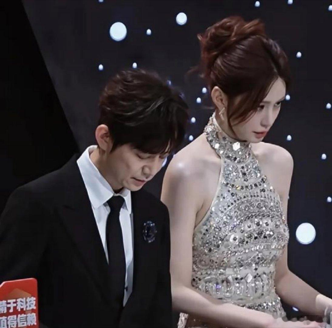 金鹰奖昨晚一出，梅婷拿女配我没意见。宋佳拿女主我也认。唯独何炅和沈梦辰在台下一直