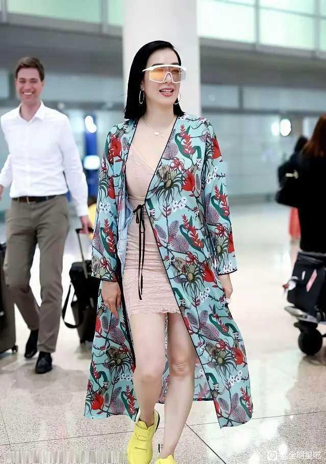 钟丽缇这身打扮，确实没几个人敢往外穿机场里，路人眼睛都直了，不少人悄悄拿出手机拍
