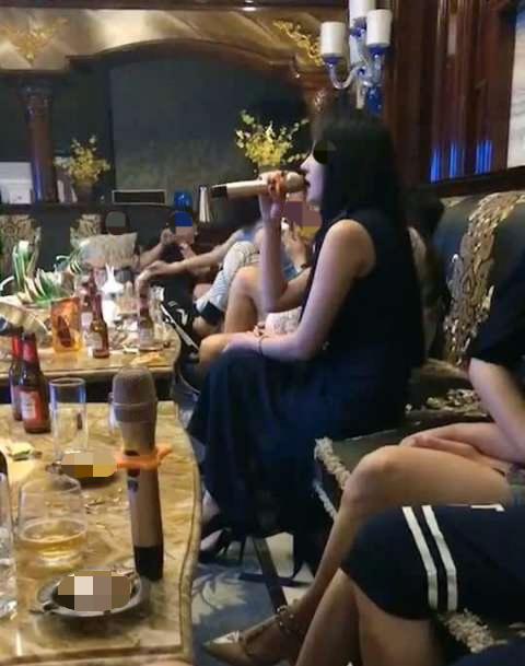 🌞我被她诬告了！5月7日报道，女子在KTV从事正规陪酒服务期间，被男顾客拽