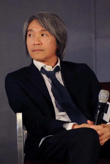 终于明白周星驰为什么没朋友了，合作过的陈百祥一语道破：“周星驰很高傲，自觉没