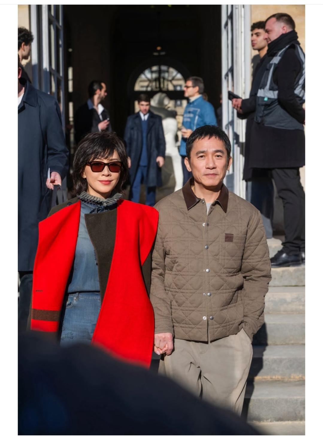 伟哥，手指抠的好紧，是紧张的吗？