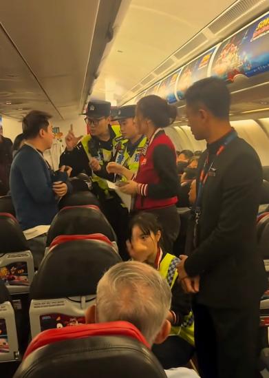 “不会讲中文，你飞什么国际航班！”重庆飞往吉隆坡的航班上，一名“空姐”乘客在飞机