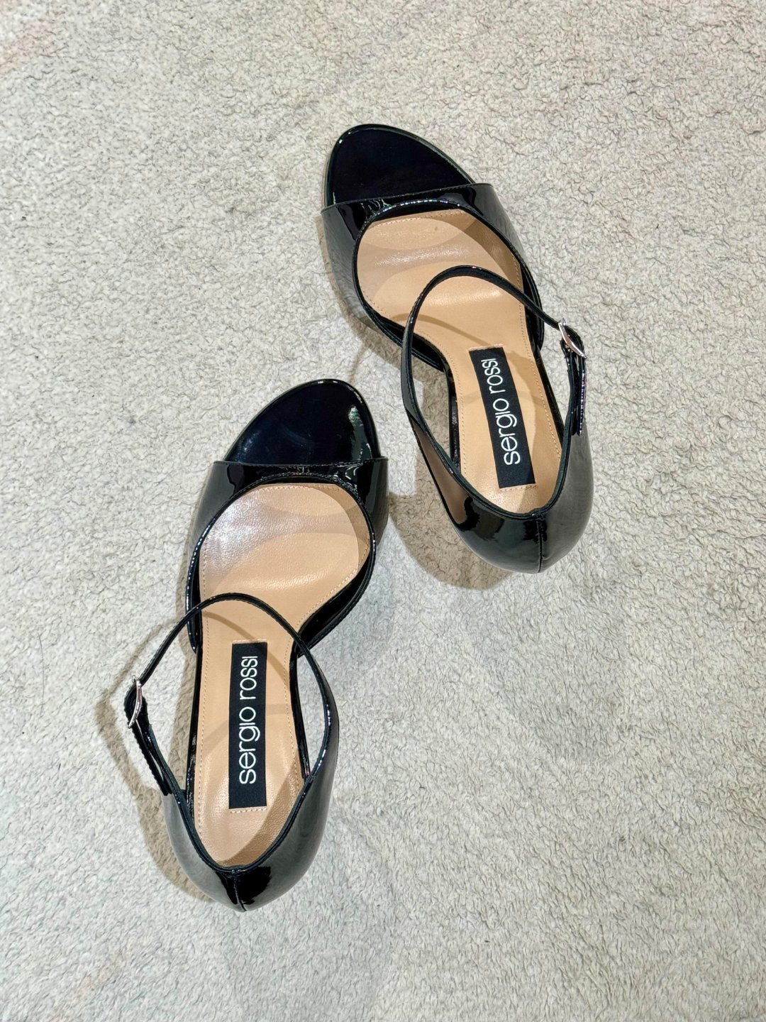 时尚鞋履SergioRossi高跟凉鞋｜性感优雅的「行走艺术品」一、核心亮点
