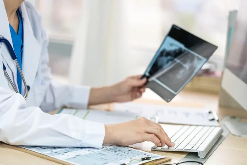 有反骨的病人真的让医生很头疼。护士晚上查房时，一个老大爷不见了。打手机，结果手机