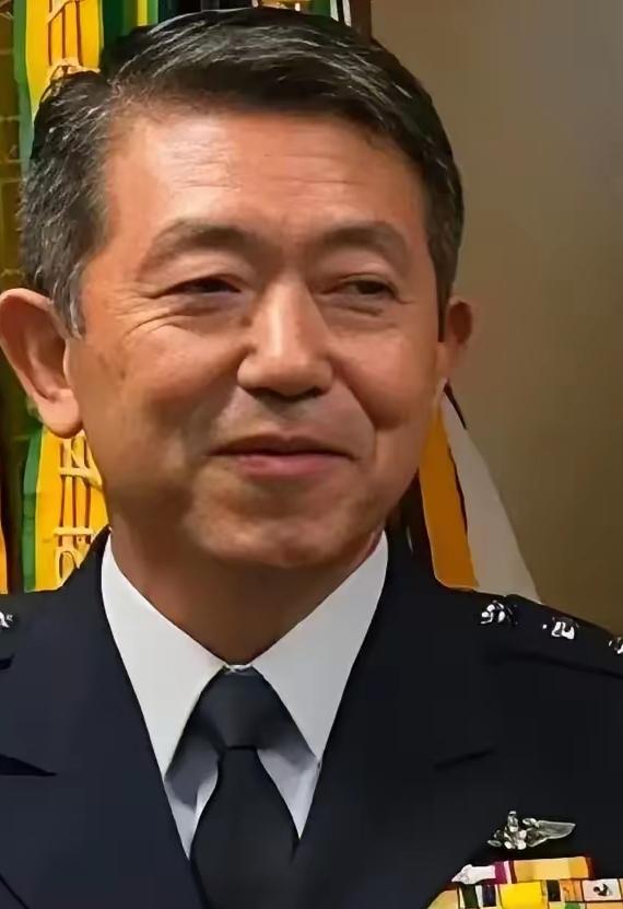 被中方制裁的日本自卫队前统合幕僚长岩崎茂，被曝在我国境内竟然真的有巨额资产，他儿