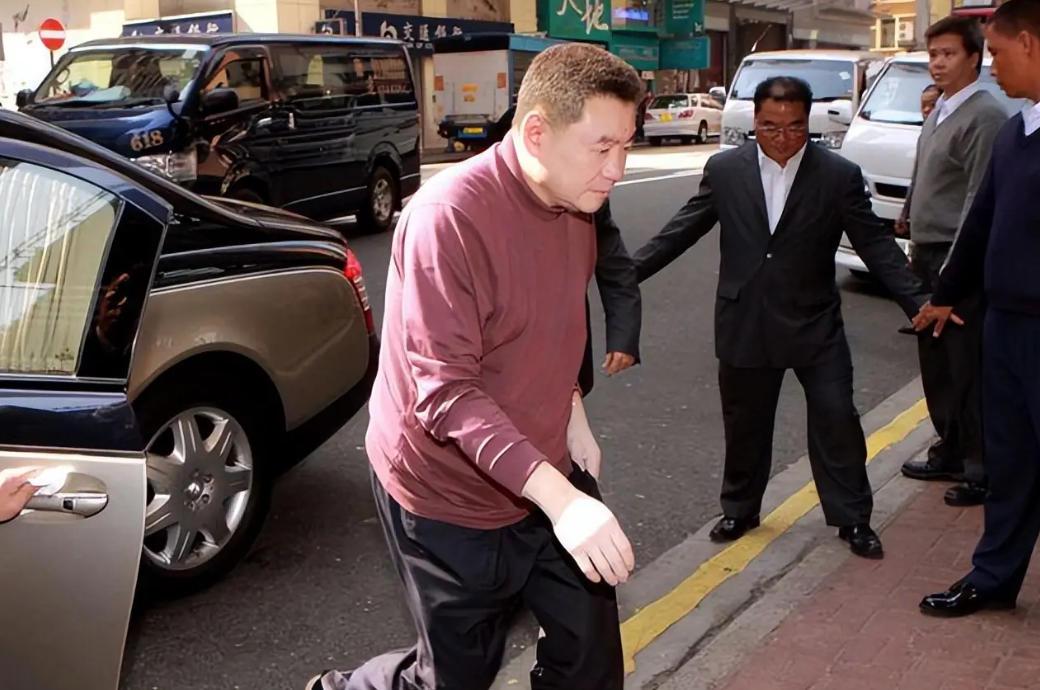 当年刘銮雄花了3个亿换了颗“天价肾”，做完手术后他特别感慨地说了一句：“现在哪怕