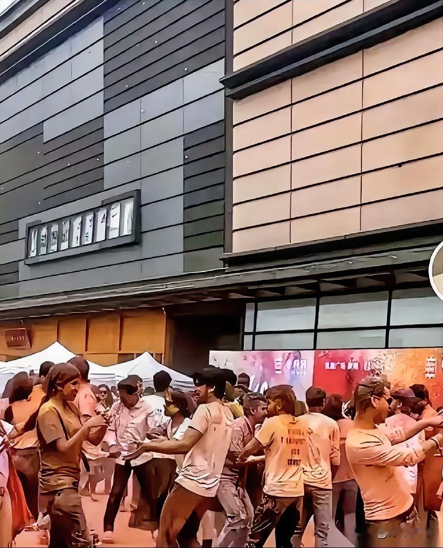面对外籍人员签证过期赖着不走、遣返还得倒贴机票钱的死局，最近网上炸出了一套“零成