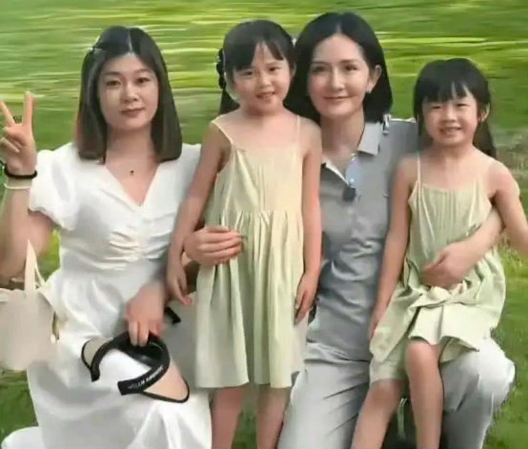 谢娜粉丝女儿和谢娜的合照有点像张杰啊感觉可能会和谢娜女儿“撞脸”​