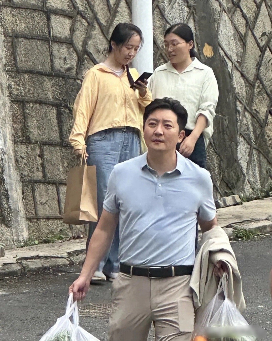 男裤的裤兜是真大，你看郭京飞的裤兜，装个手机还那么长一截​​​