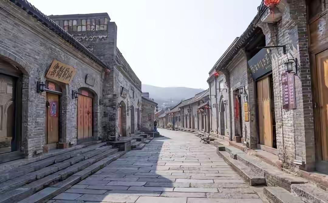 张家界大庸古城，花了24.43亿建起来。四年时间亏掉10个亿，日均购票不到2