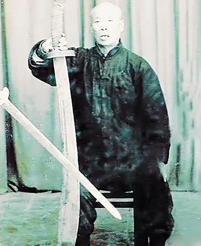 1944年，日军抓来34个女子，让一个77岁的病老汉看守，老汉点头答应，突然，趁