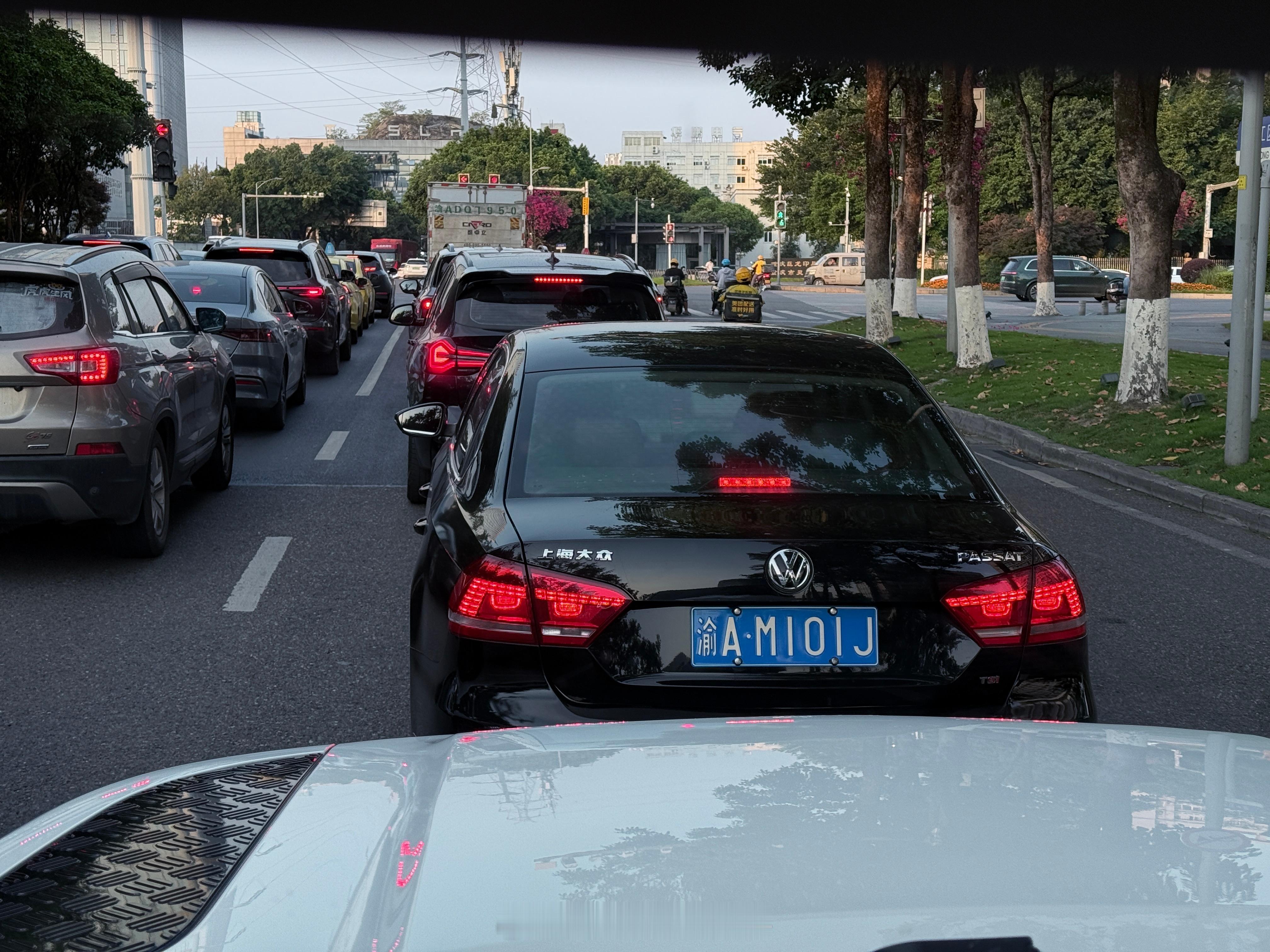 一堆尾灯中，还是觉得手枪尾灯好看​​​