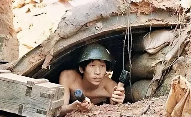 1983年，老山战役中，几名战士脱下军裤，面对女军医，双腿敞开，尴尬不已。女军医