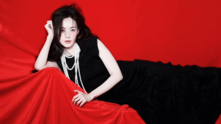 李一桐ELLE梦境封面大片被李一桐的ELLE封面戳中！梦境大片氛围感拉满，她自