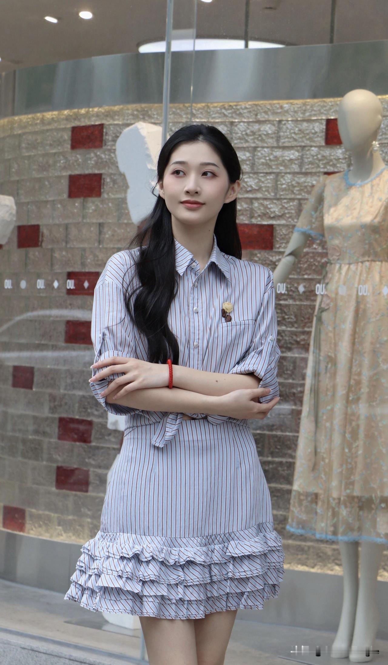 时尚条纹连衣裙，搭配白色运动鞋，轻松休闲又时髦！👗👟