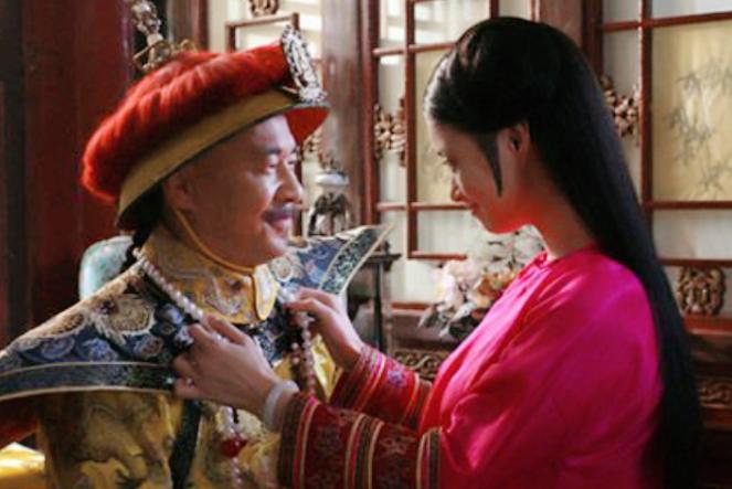 1729年，52岁的雍正召13岁马氏侍寝。是夜，马氏被送到了龙榻之上，雍正躺下，