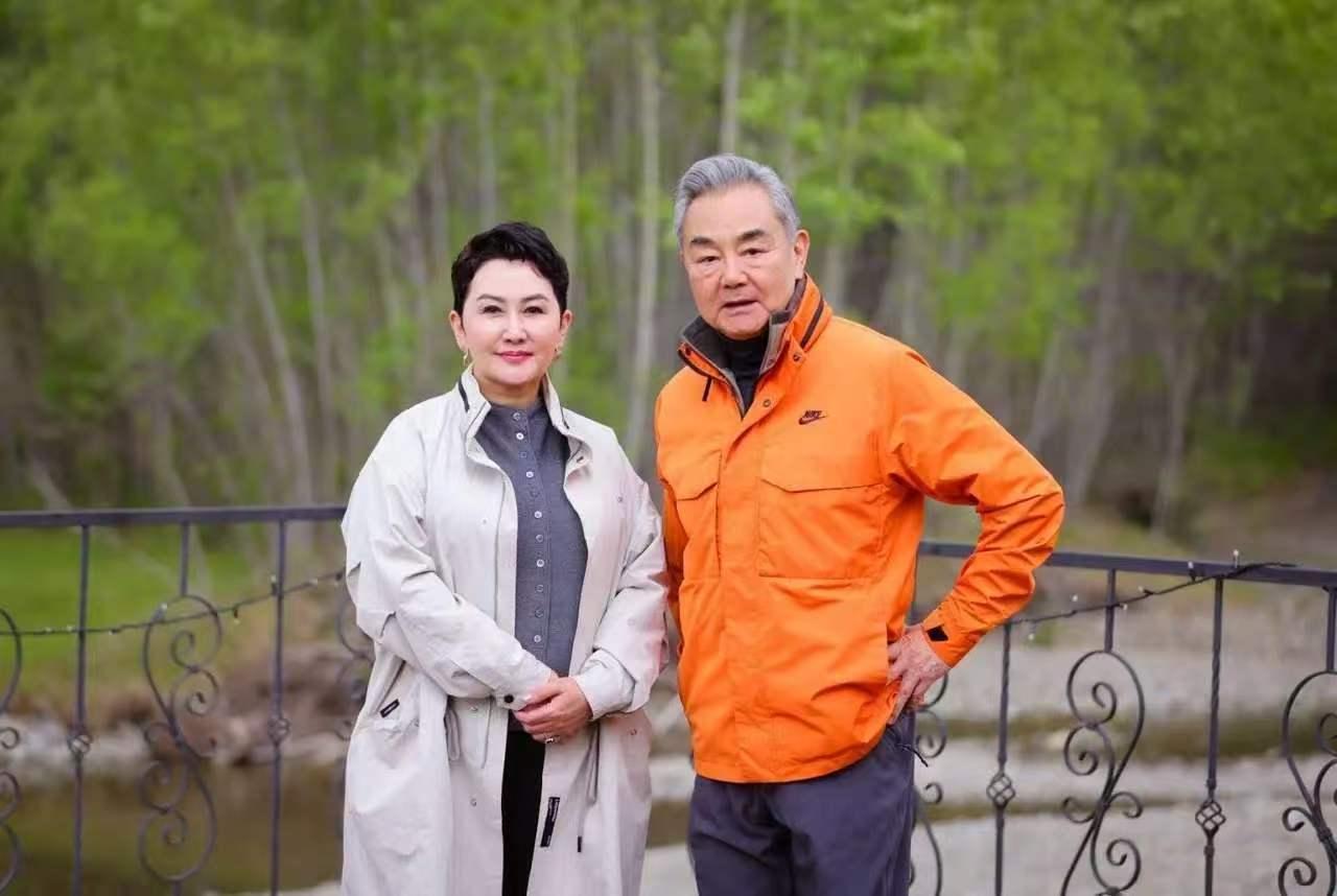 我们王毅外长访问蒙古国，与蒙古外长巴特蒙赫·巴特策策格的几张植树合影，轰动全世界