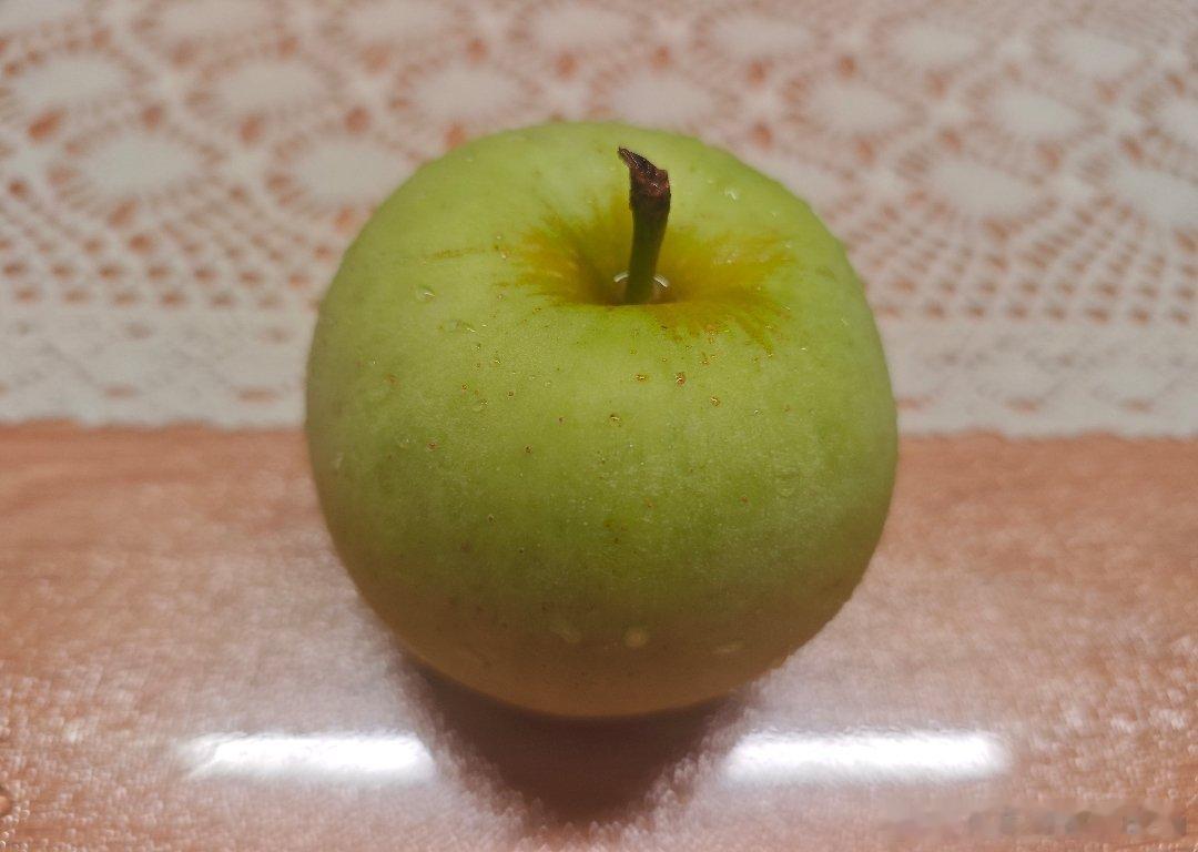 这苹果🍏真好看但是我吃过最难吃的苹果了，皮很厚，果肉粗糙，口感很不好，啃了半天才啃完，天呐。​