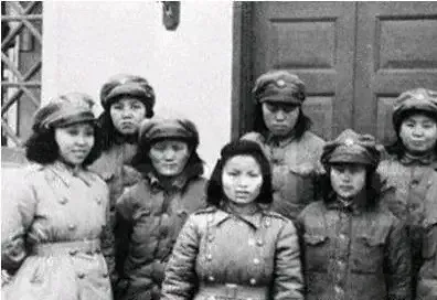 1942年，7名女电译员被日军包围，兽性大发的鬼子见她们年轻貌美，正要上前侮辱，