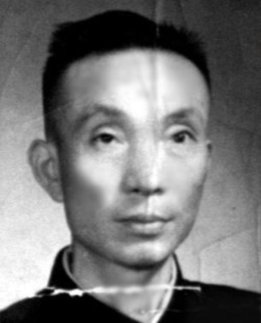 1939年6月8日，日本总领事馆举行酒会，詹长麟假扮成侍者，偷偷把毒药倒入酒瓶，
