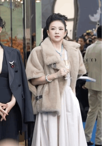 章当时反感的不是身边这位女士！而是女士隔开的另一位👉，按照后来拍照出的站位图