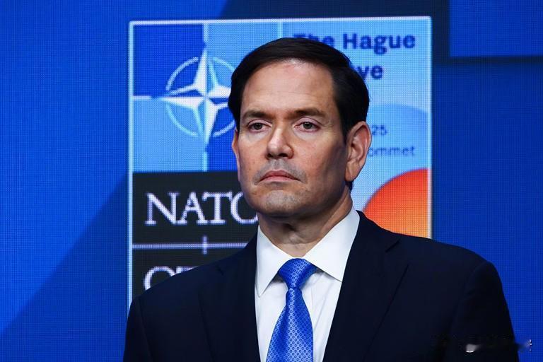 北约快玩完了今天晚上，北约外长会议将在总部布鲁塞尔举行会议，但是美国的席位将空