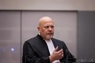 国际刑事法院的法官周三以“有合理迹象表明存在偏见”为由，将首席检察官卡里姆·汗从