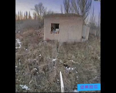 扎波罗热卡缅斯克地区，乌军两人猫在一个小房间，这没有躲过无人机的视角，这次俄军用